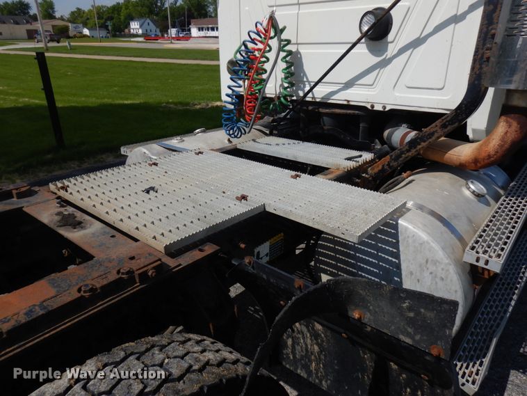 image for item IT9478 2001 Mack CH613  semi truck