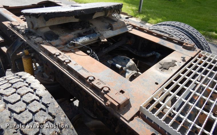 image for item IT9478 2001 Mack CH613  semi truck