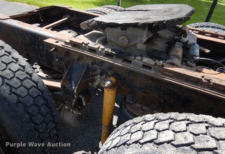 image for item IT9478 2001 Mack CH613  semi truck