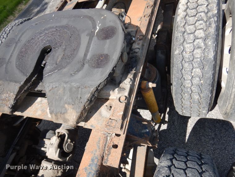 image for item IT9478 2001 Mack CH613  semi truck