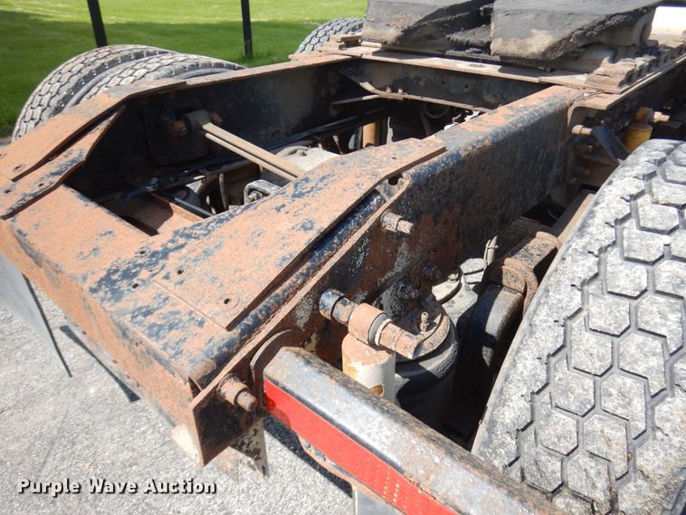 image for item IT9478 2001 Mack CH613  semi truck