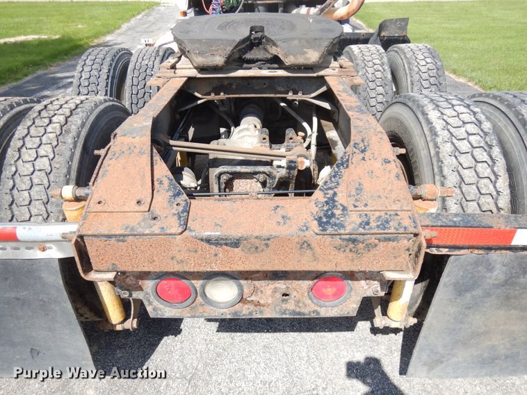 image for item IT9478 2001 Mack CH613  semi truck