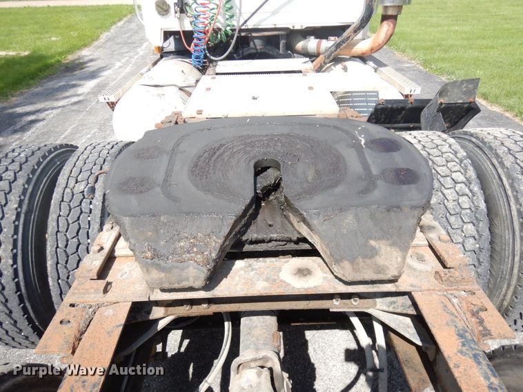 image for item IT9478 2001 Mack CH613  semi truck