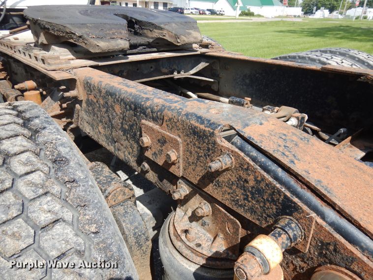 image for item IT9478 2001 Mack CH613  semi truck