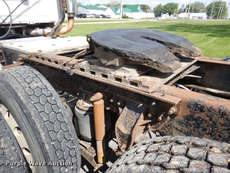 image for item IT9478 2001 Mack CH613  semi truck