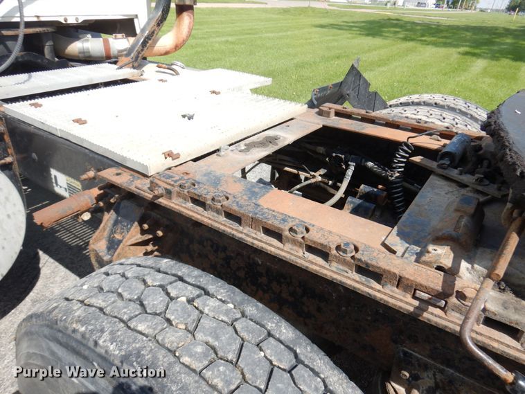 image for item IT9478 2001 Mack CH613  semi truck