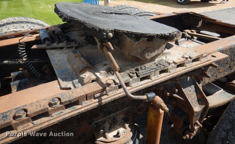 image for item IT9478 2001 Mack CH613  semi truck