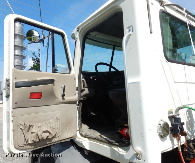 image for item IT9478 2001 Mack CH613  semi truck