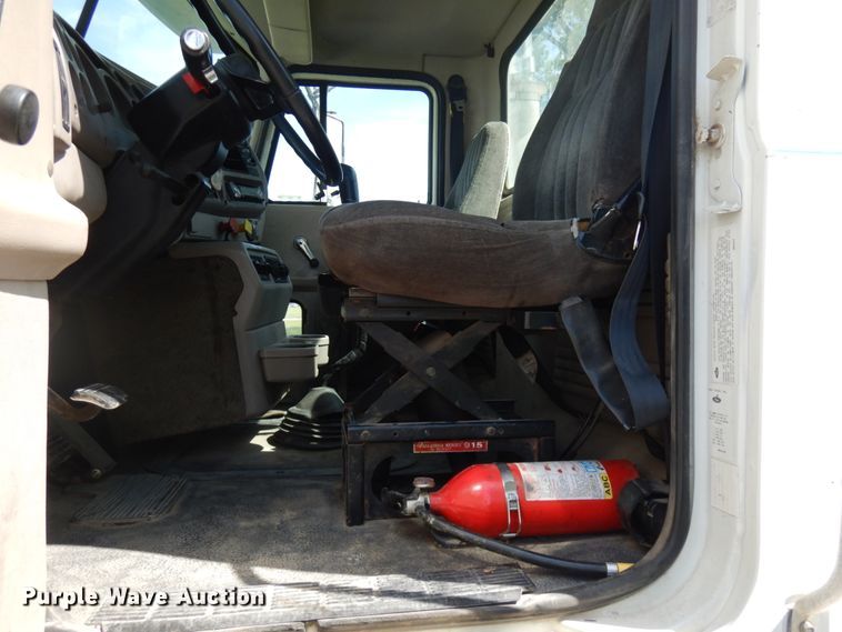 image for item IT9478 2001 Mack CH613  semi truck