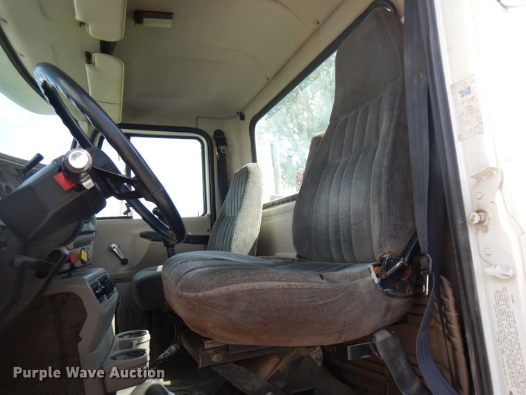 image for item IT9478 2001 Mack CH613  semi truck