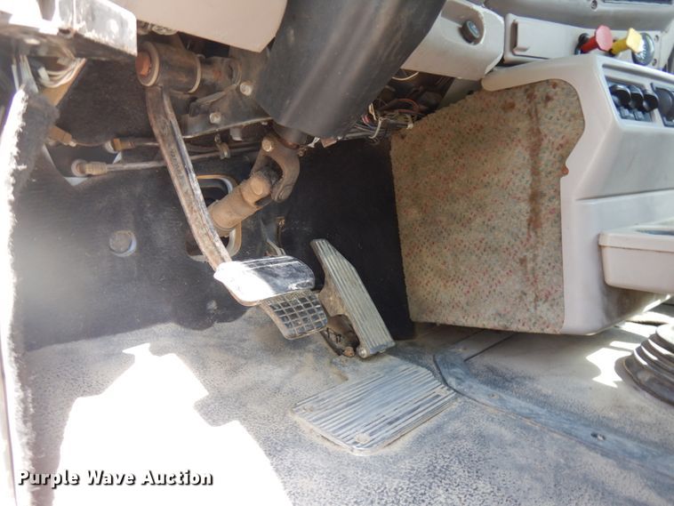 image for item IT9478 2001 Mack CH613  semi truck