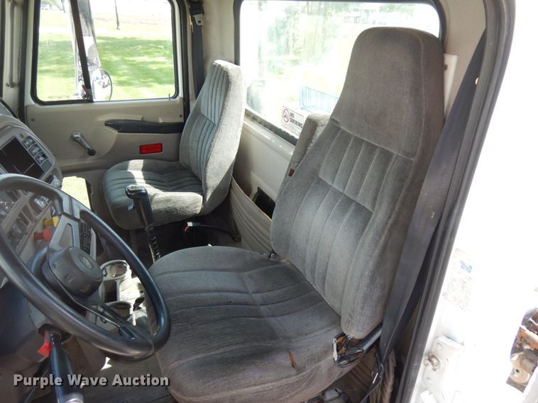 image for item IT9478 2001 Mack CH613  semi truck