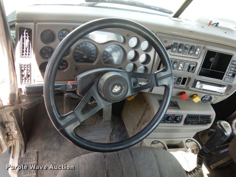 image for item IT9478 2001 Mack CH613  semi truck