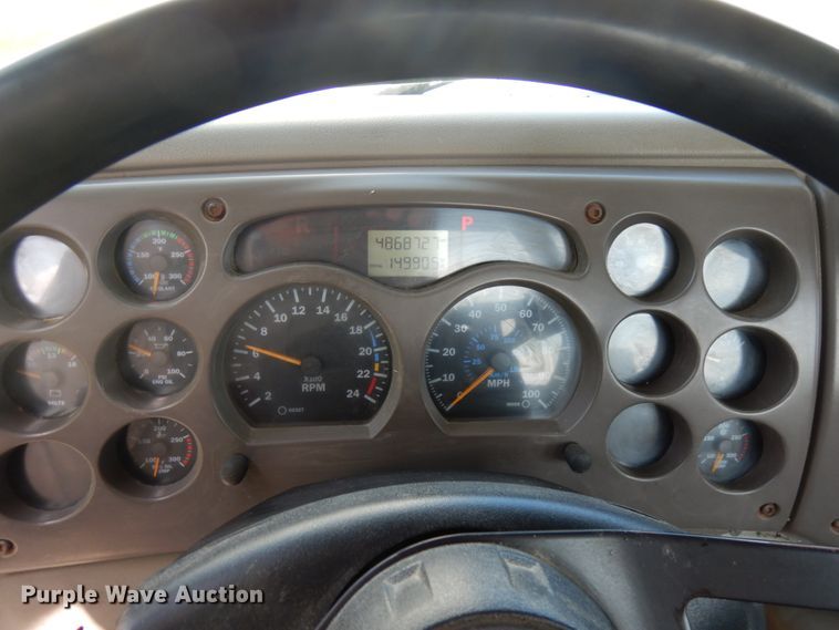 image for item IT9478 2001 Mack CH613  semi truck