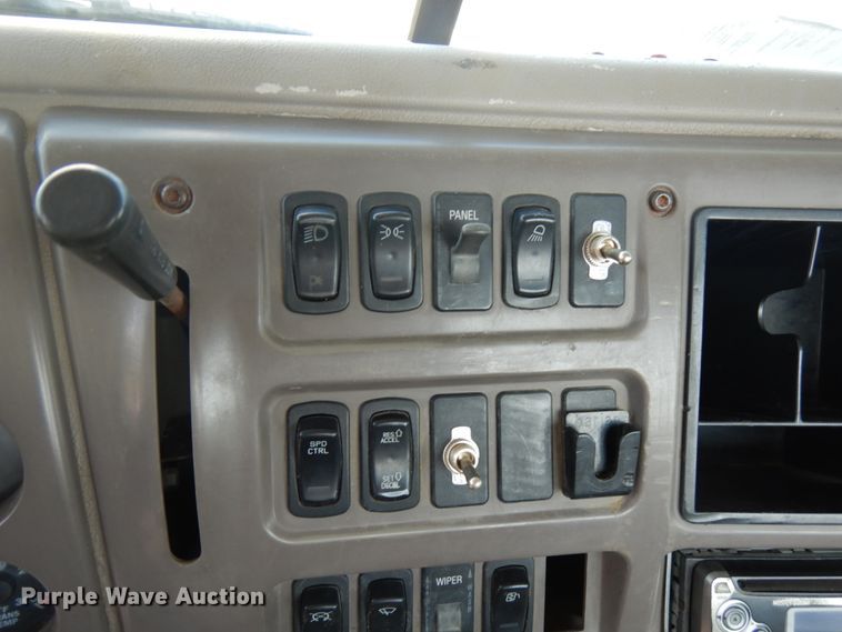 image for item IT9478 2001 Mack CH613  semi truck