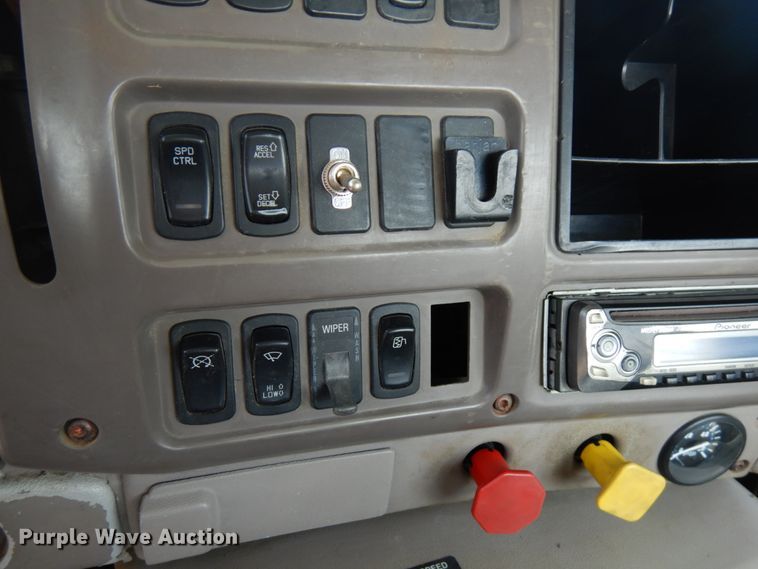 image for item IT9478 2001 Mack CH613  semi truck