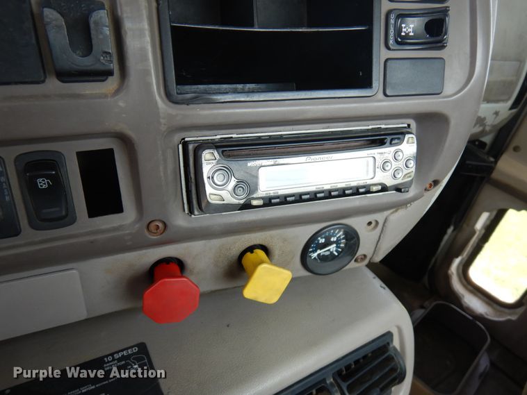 image for item IT9478 2001 Mack CH613  semi truck