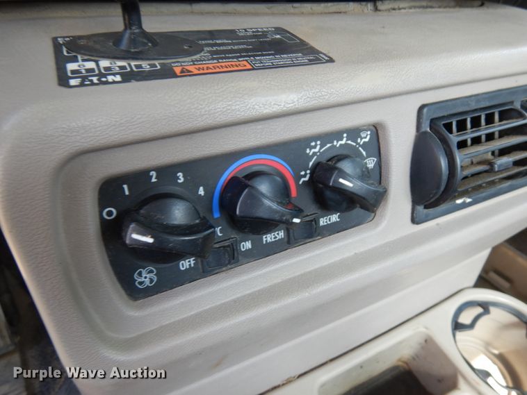 image for item IT9478 2001 Mack CH613  semi truck