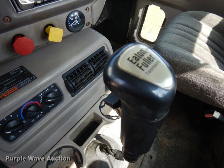 image for item IT9478 2001 Mack CH613  semi truck