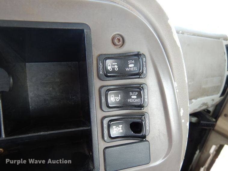 image for item IT9478 2001 Mack CH613  semi truck