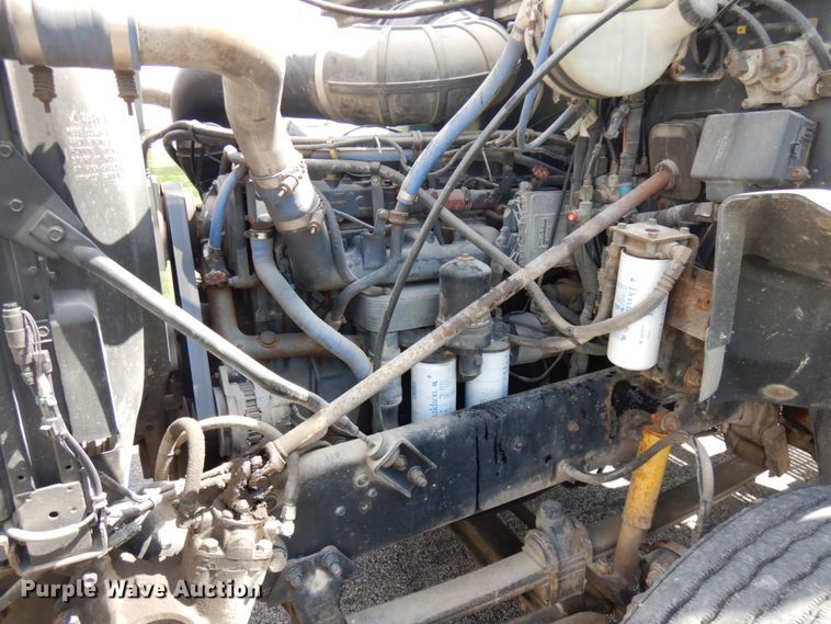 image for item IT9478 2001 Mack CH613  semi truck