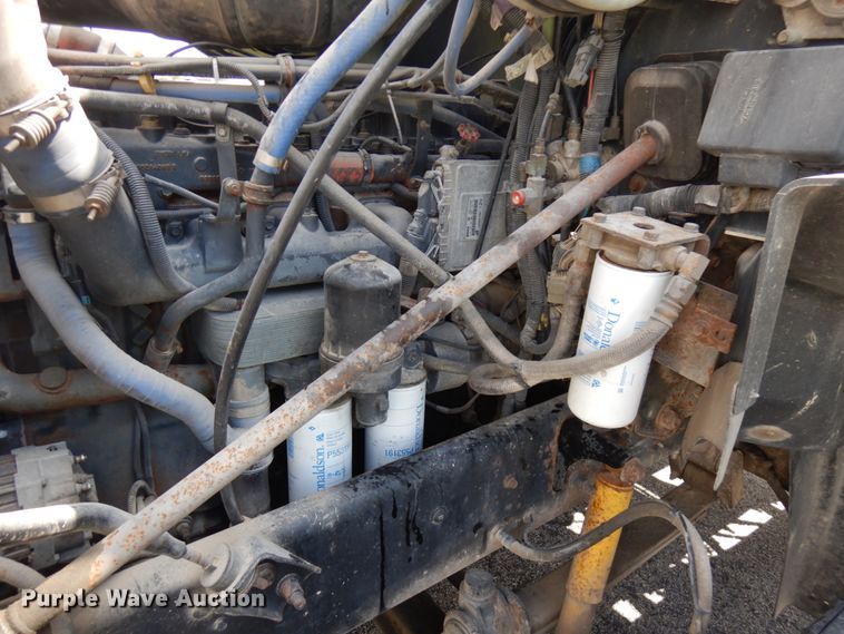 image for item IT9478 2001 Mack CH613  semi truck