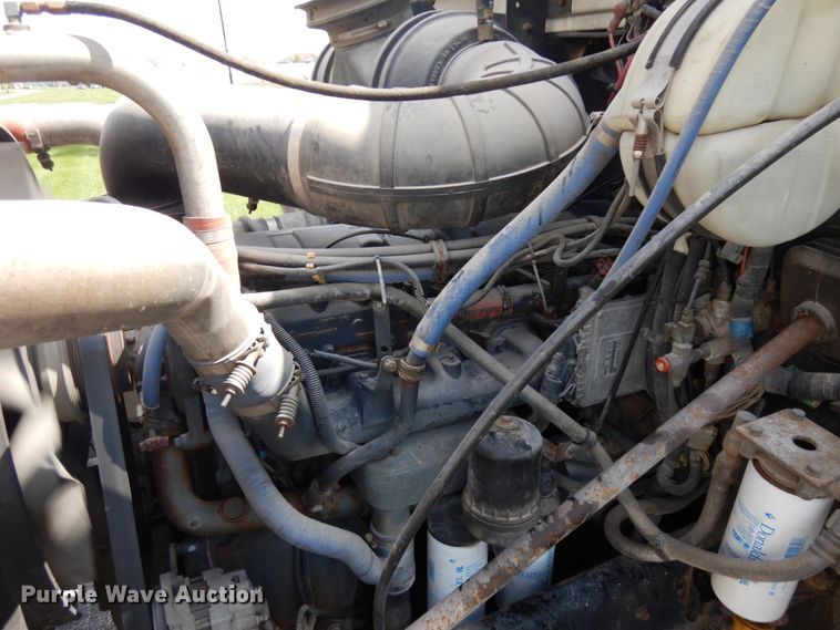 image for item IT9478 2001 Mack CH613  semi truck