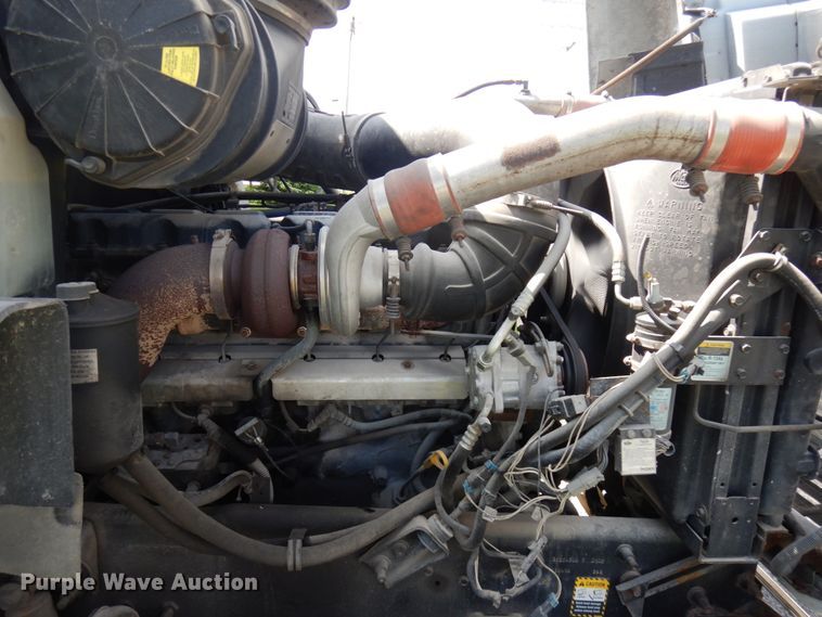 image for item IT9478 2001 Mack CH613  semi truck