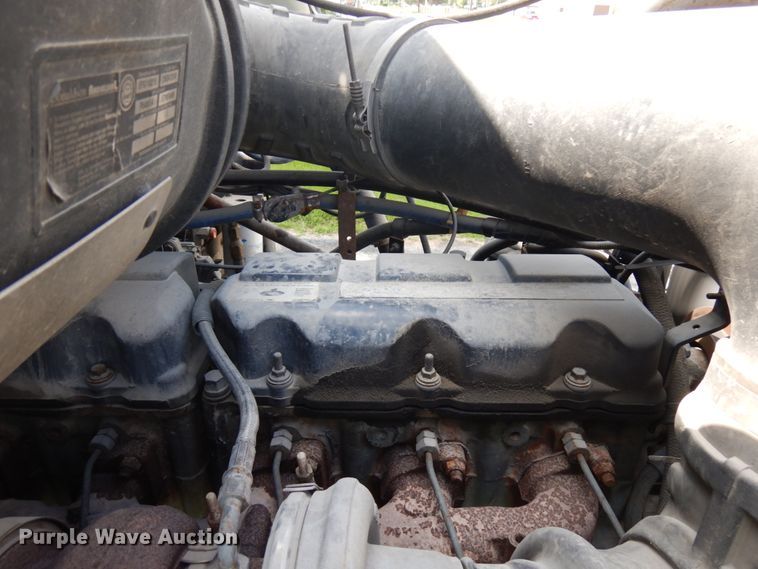 image for item IT9478 2001 Mack CH613  semi truck