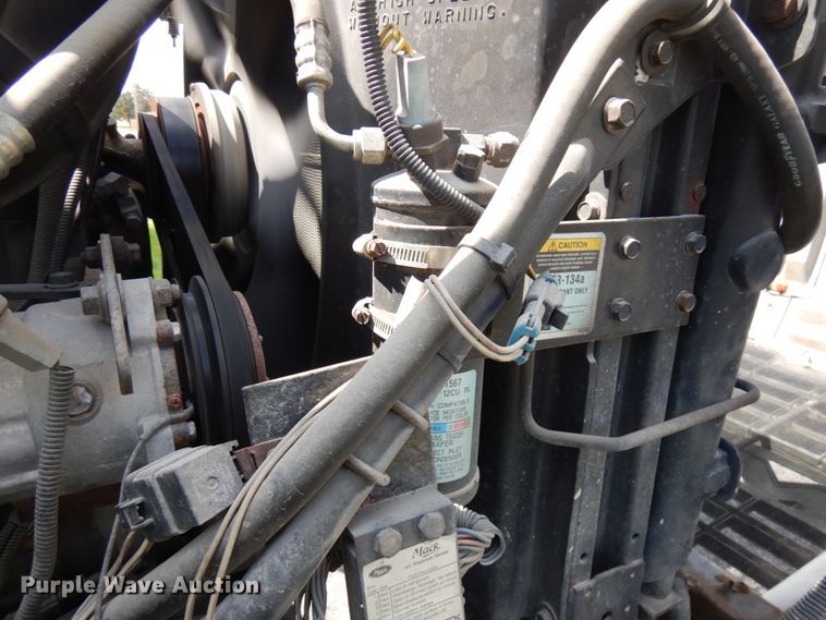 image for item IT9478 2001 Mack CH613  semi truck