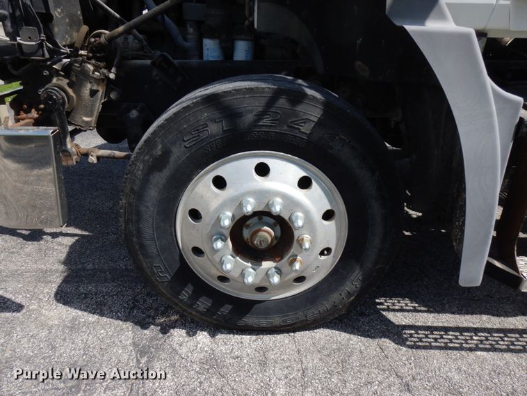 image for item IT9478 2001 Mack CH613  semi truck