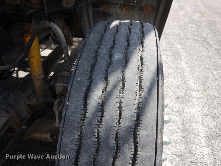 image for item IT9478 2001 Mack CH613  semi truck