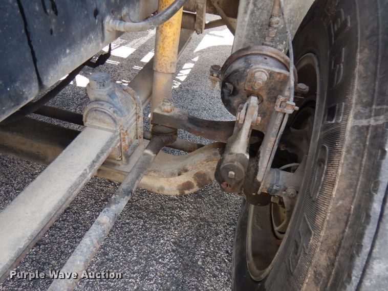 image for item IT9478 2001 Mack CH613  semi truck