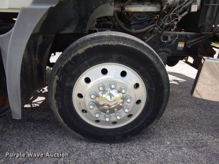 image for item IT9478 2001 Mack CH613  semi truck