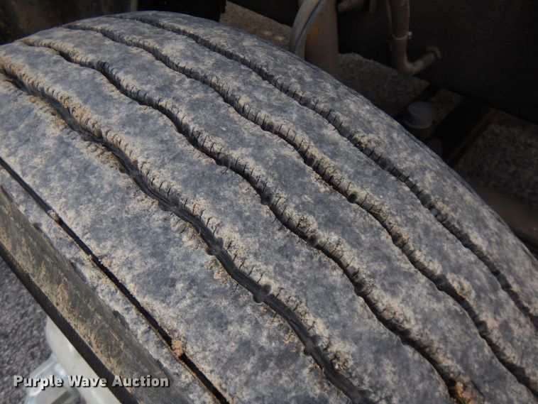 image for item IT9478 2001 Mack CH613  semi truck