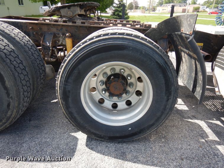 image for item IT9478 2001 Mack CH613  semi truck