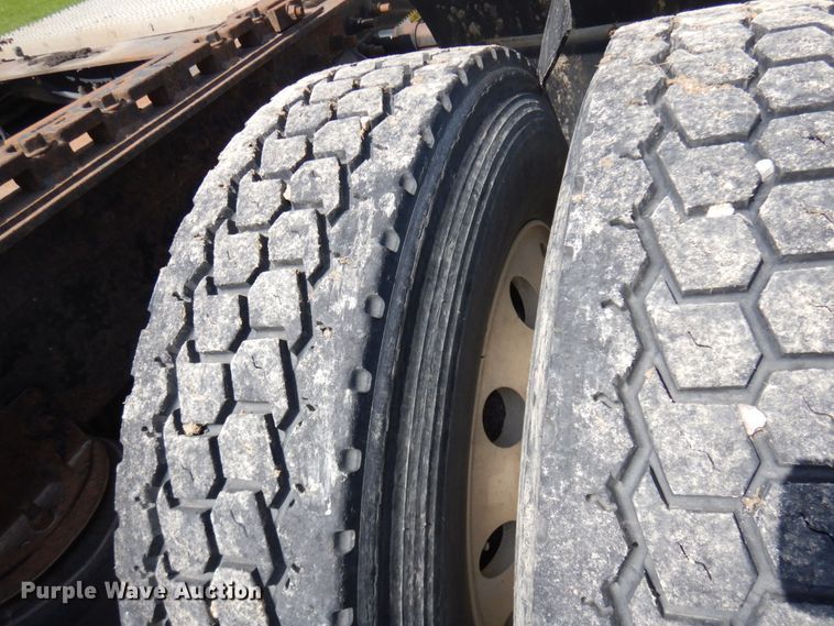 image for item IT9478 2001 Mack CH613  semi truck