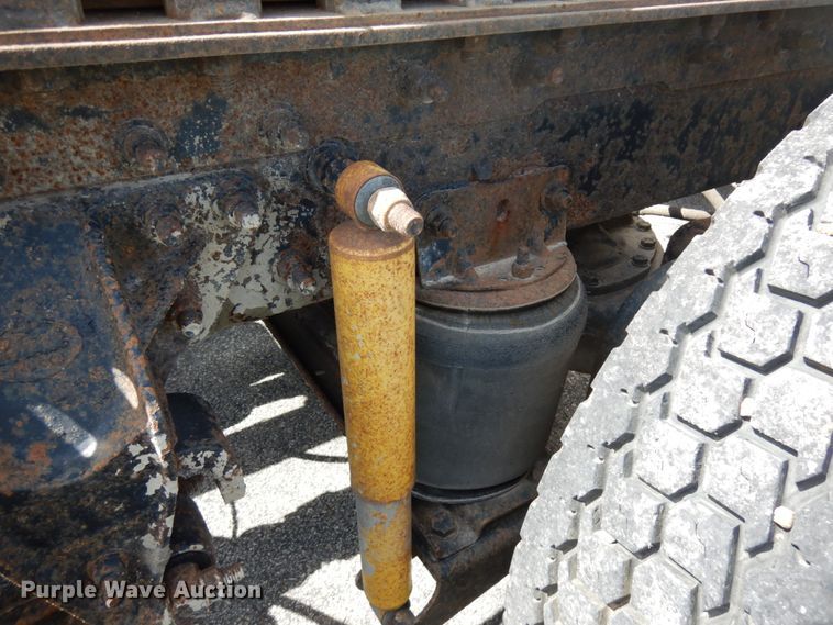 image for item IT9478 2001 Mack CH613  semi truck