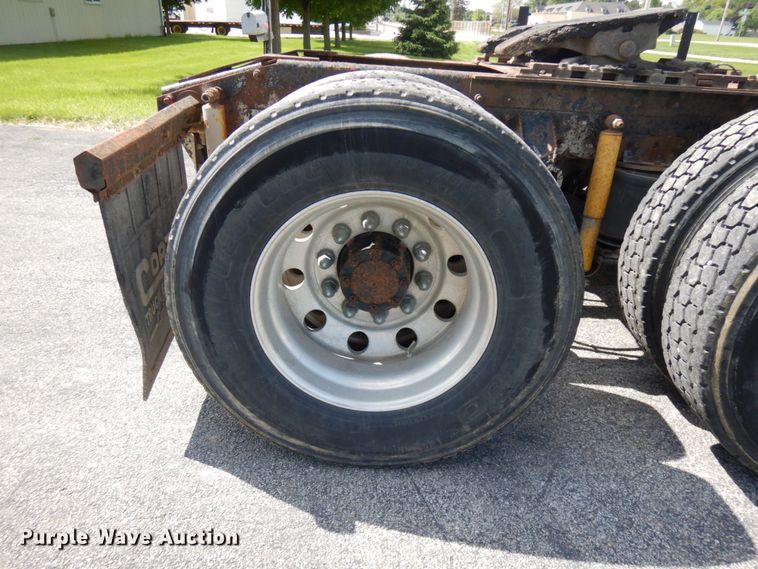 image for item IT9478 2001 Mack CH613  semi truck