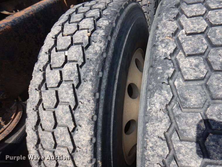 image for item IT9478 2001 Mack CH613  semi truck