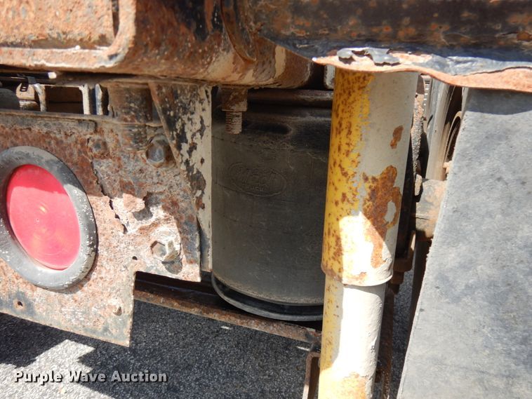 image for item IT9478 2001 Mack CH613  semi truck