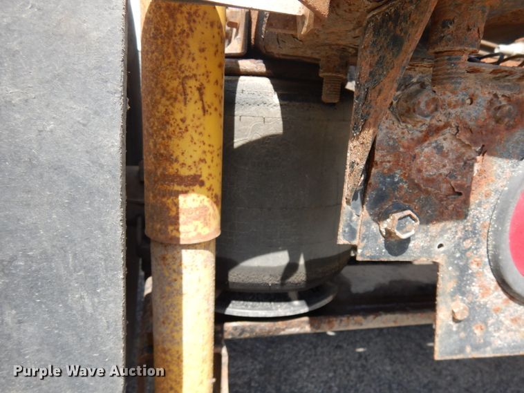 image for item IT9478 2001 Mack CH613  semi truck