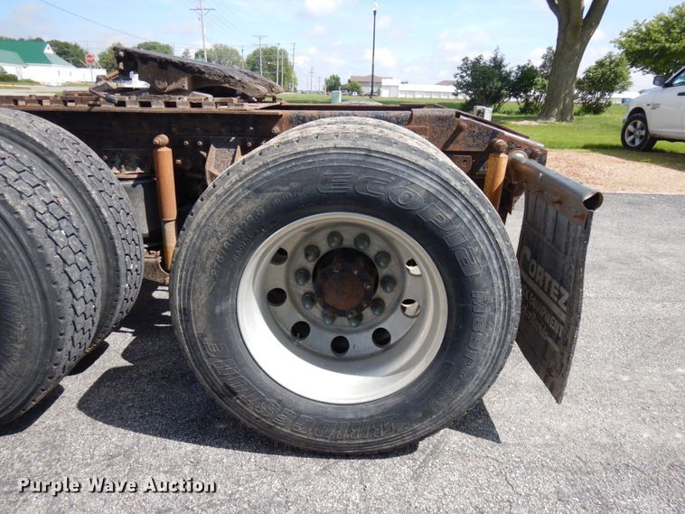 image for item IT9478 2001 Mack CH613  semi truck