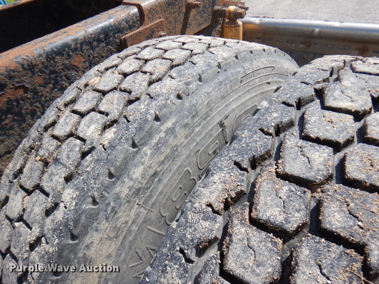 image for item IT9478 2001 Mack CH613  semi truck