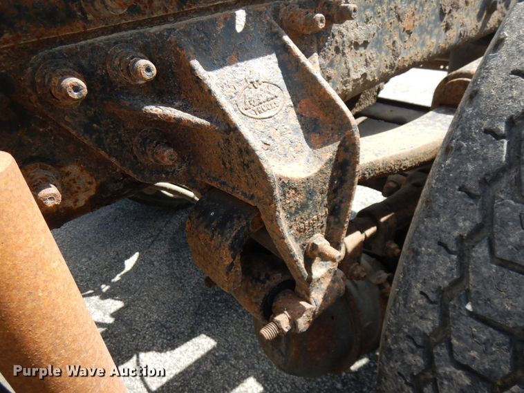 image for item IT9478 2001 Mack CH613  semi truck