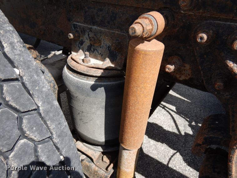 image for item IT9478 2001 Mack CH613  semi truck