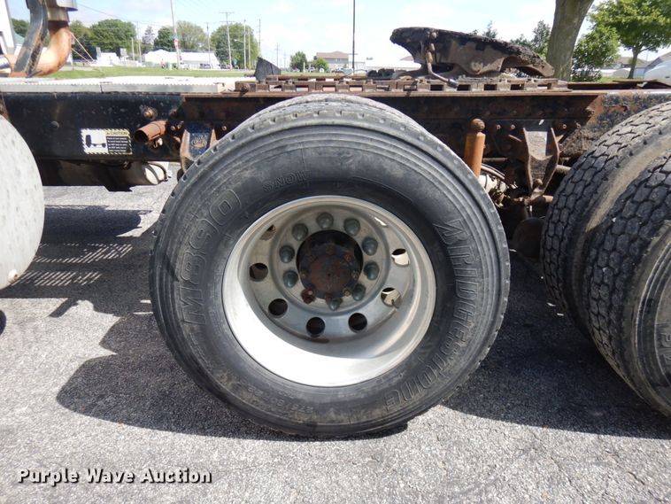 image for item IT9478 2001 Mack CH613  semi truck