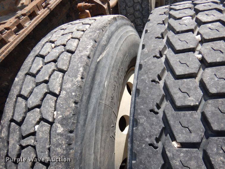 image for item IT9478 2001 Mack CH613  semi truck