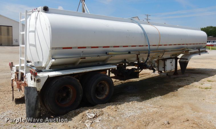 image for item IT9480 1970 Fruehauf  tank trailer