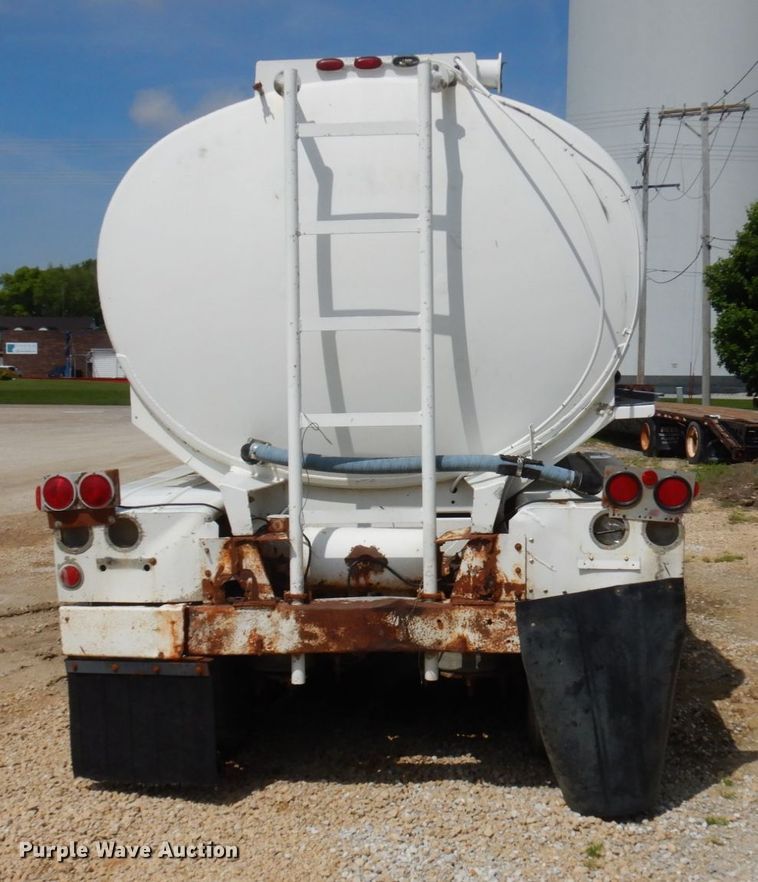 image for item IT9480 1970 Fruehauf  tank trailer